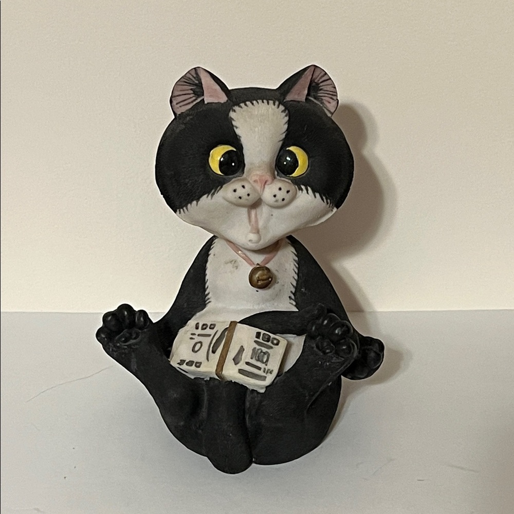 Black and White Cat  🐈‍⬛ Piggy Bank 🐷 Figurine 😹 Plastic. Head is moving.